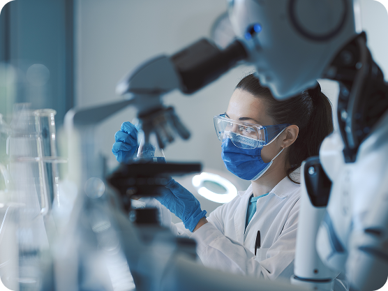  Ricercatrice in laboratorio con supporto tecnologico e robotico impegnata nello sviluppo innovativo dei farmaci equivalenti Mylan Viatris, garanzia di qualità e sicurezza.