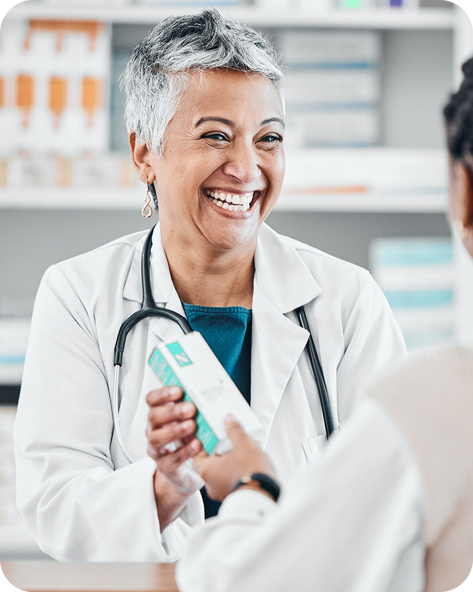 Medico sorridente consegna a un paziente una confezione di farmaco equivalente Mylan Viatris, simbolo di fiducia, sicurezza e accesso a cure di qualità.