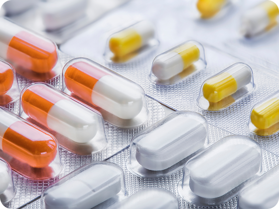 Blister con capsule bianche e arancioni di farmaci equivalenti Mylan Viatris, medicinali generici sicuri ed efficaci prodotti con standard di qualità certificata.