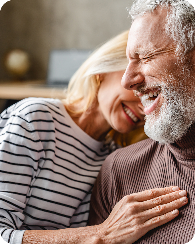 Coppia di adulti sorridenti che esprime serenità e benessere grazie ai farmaci equivalenti Mylan Viatris, simbolo di qualità, sicurezza e accessibilità.